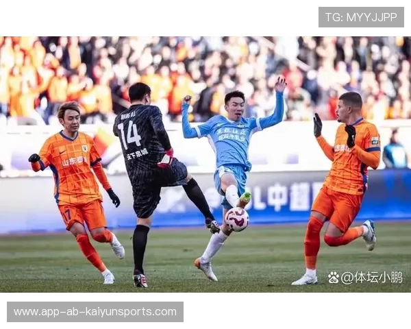 多队争抢同一中场：现代足球转会市场的热点现象